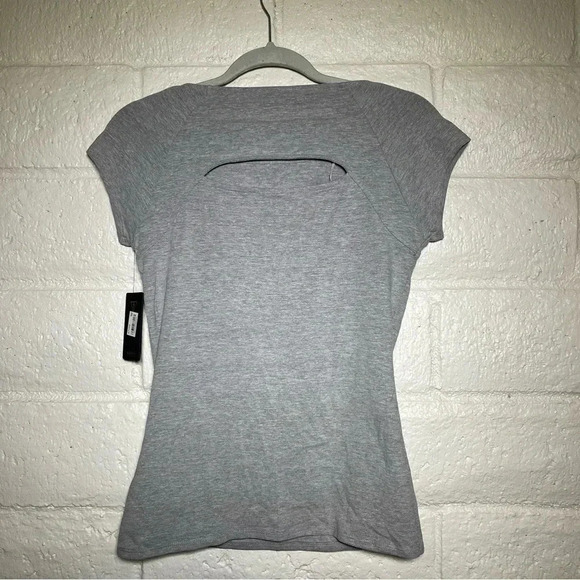 NWT-GUESS gray women's top Size: M - Picture 2 of 7